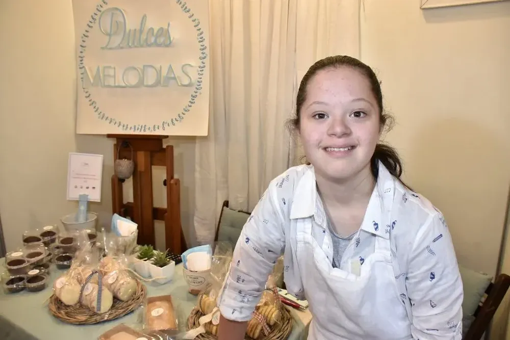 Agustina en el stand de Dulces Melodías en la Feria Máxima