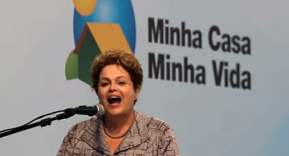 La presidenta de Brasil, Dilma Rousseff en la inauguración de apartamentos que forman parte del programa social, Mi casa, mi vida ¿En este caso sería mi internet, mi vida?