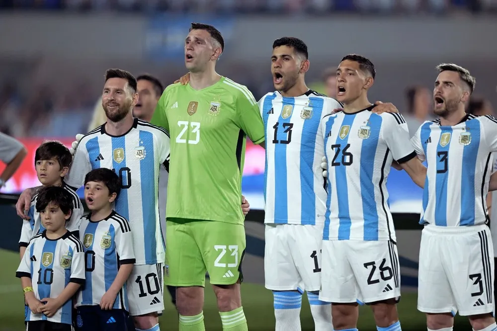 Los jugadores de Argentina en el himno