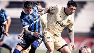 Gonzalo Napoli de Liverpool ante Maximiliano Silvera de Peñarol por el Torneo Clausura