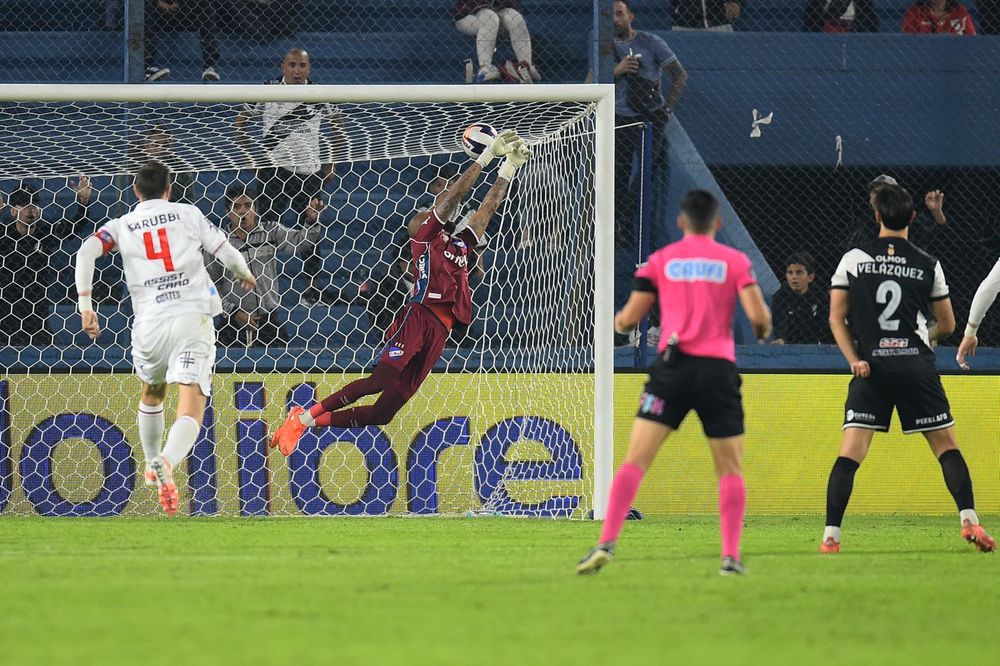 El momento en el que el disparo de Mateo Peralta se mete en el arco de Luis Mejía para el 1-0 de Danubio contra Nacional