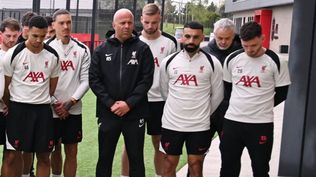 Darwin Núñez junto a su técnico en Liverpool, Arne Slot, y otros compañeros como Mohamed Salah recordando a los 97 hinchas muertos en Hillsborough