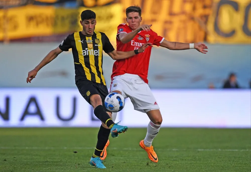 Braulio Guisolfo en la final Intercontinental sub 20 entre Peñarol y Benfica en el Estadio Centenario, en 2022