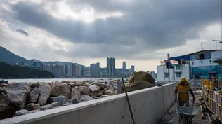 El tifón tocó tierra y esperan olas de la altura de un edificio de cuatro pisos