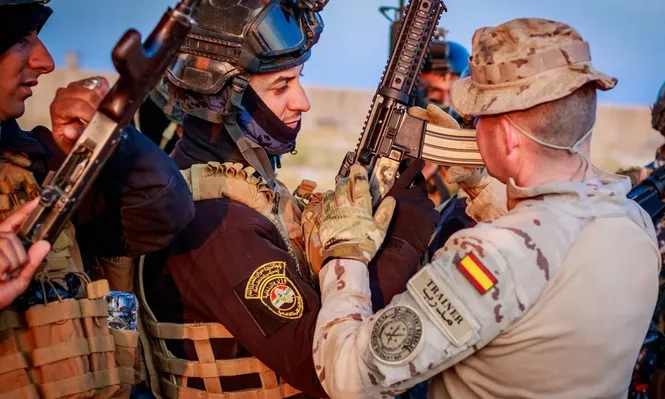 Un militar español instruye a soldados iraquíes