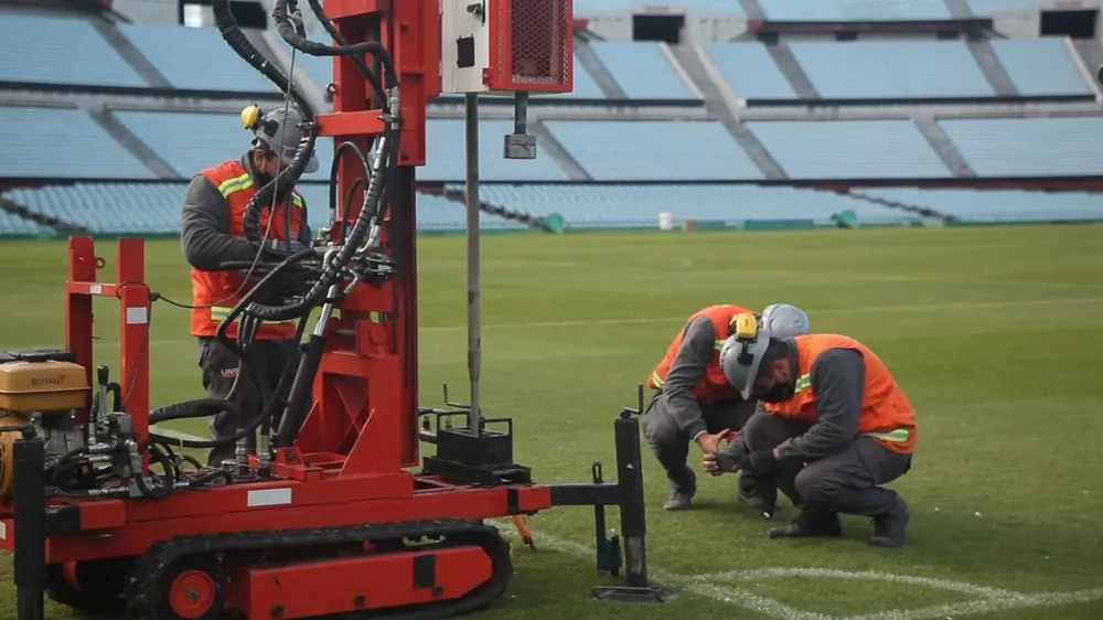 Ingenieros estudian qué hay debajo del piso del estadio Centenario para saber pueden bajar dos metros la cancha