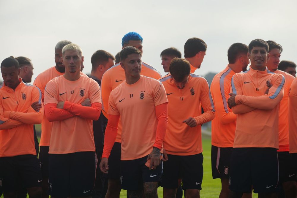 El presidente Orsi le entregó el Pabellón Nacional a la selección uruguaya