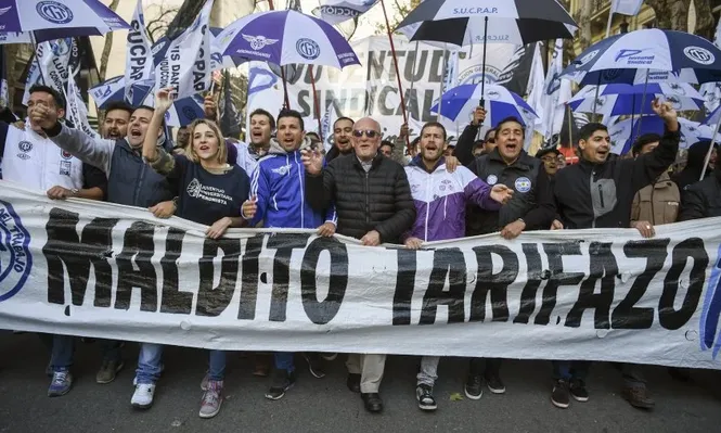 Protestas en Buenos Aires en contra de los ajustes de tarifas y la política económica del gobierno