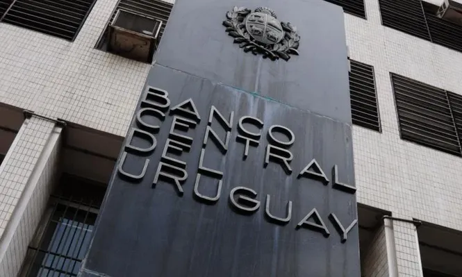 BCU volvió a vender en el cierre de semana para suavizar suba del dólar