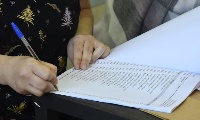 El insólito caso del hombre que esperó para que le devuelvan los dólares que puso en el sobre de votación