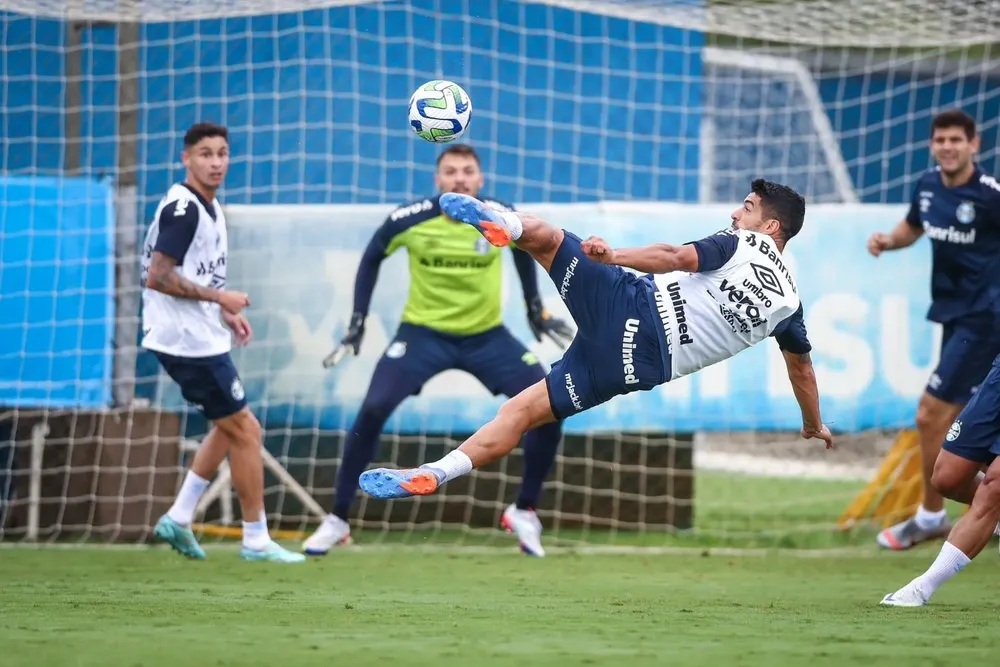 Una tijera de Luis Suárez en la práctica de Gremio