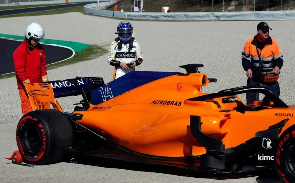 Alonso junto su monoplaza tras salirse de la pista este miércoles