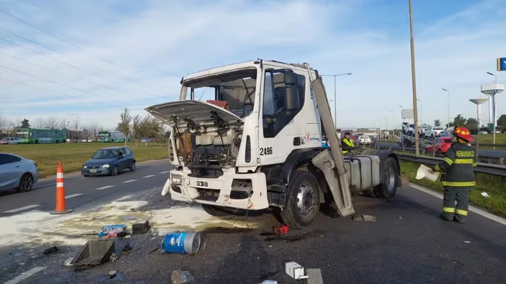 Otro choque fatal en Panamericana: un camión volcó y el conductor murió