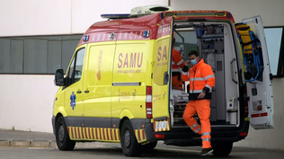 Los servicios de emergencias arienden a una mujer gracias al llamado de su hijo.