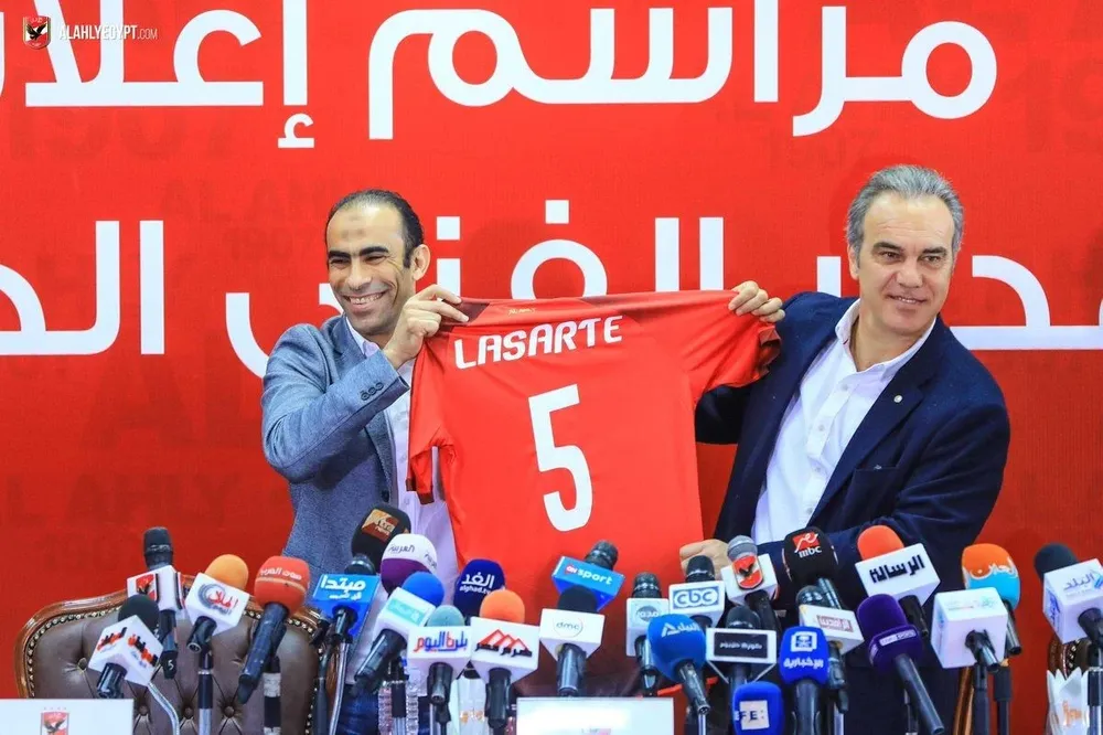 Lasarte con la 5 de Al Ahly