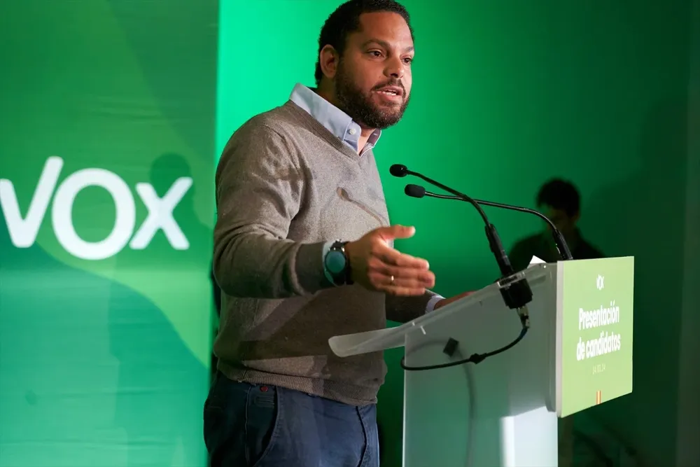 El vicepresidente de VOX, Ignacio Garriga, interviene durante la clausura del acto de presentación de los candidatos de VOX a las elecciones del Parlamento vasco,