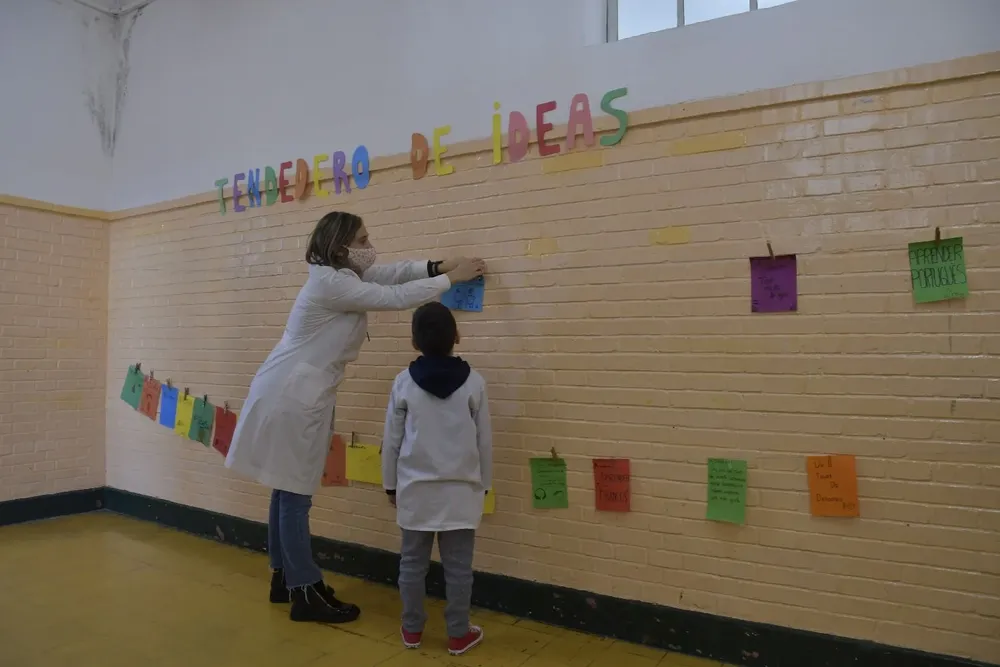 Hubo un leve repunte de casos de coronavirus en niños y adolescentes, incluso en centros escolares