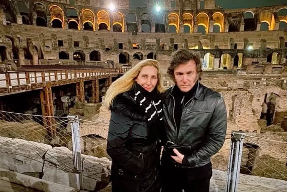 El presidente javier Milei, y su hermana Karina, el viernes, posando junto al Coliseo de Roma.
