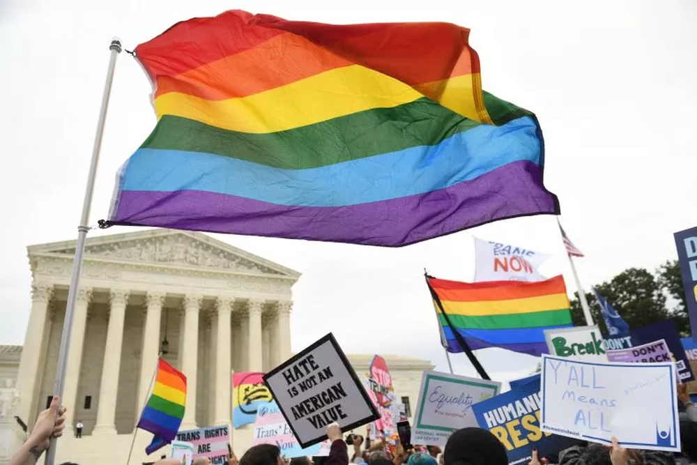 Manifestación a favor de los derechos LGBT+ afuera de la Corte Suprema en Washington, en 2019.