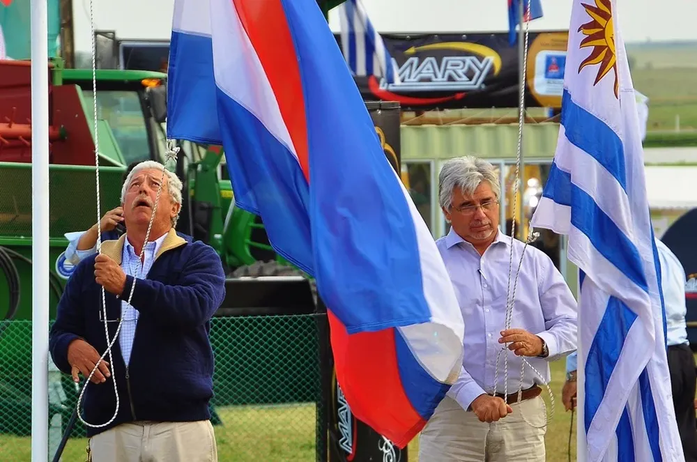 Mauricio Touron y Tabaré Aguerre en el acto de apertura