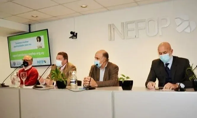 El ministro de Trabajo, Pablo Mieres, junto a autoridades de Inefop.