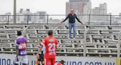 El parcial expresa sus sentimientos, sin más testigos que la solitaria tribuna del Parque Capurro
