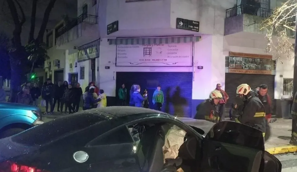 El rapero Kaleb Di Msi chocó una moto, se escapó y en el raid impactó contra un auto