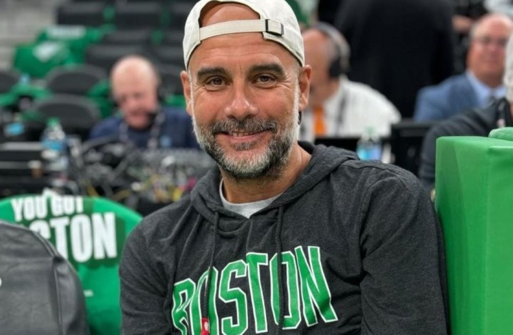 Pep Guardiola con el buzo de Boston Celtics, estuvo en la primera de las finales de la NBA