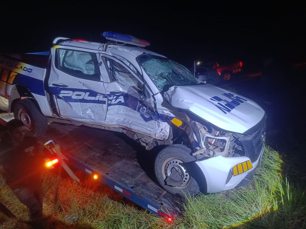 Así quedó el vehículo de la Policía que fue chocado por la camioneta robada