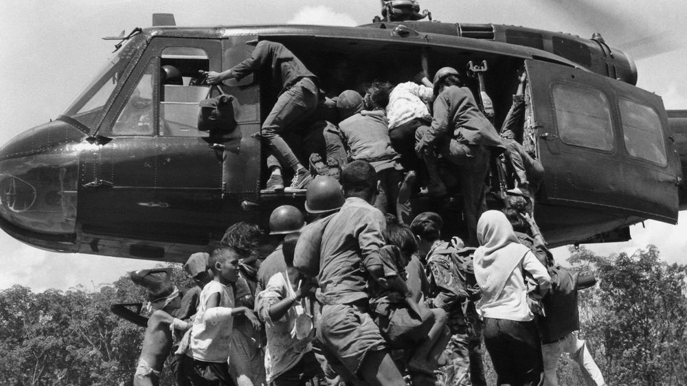 Los civiles estaban desesperados por subirse como fuera al helicóptero que los sacaría de la zona de peligro.