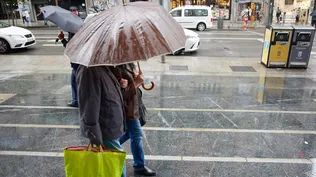 Dos personas se protegen de la lluvia en Madrid. EUROPA PRESS