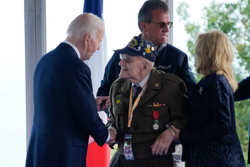 La primera dama Jill Biden ayudó a sostenerse a un veterano cuando este saludaba a Joe Biden La primera dama Jill Biden ayudó a sostenerse a un veterano cuando este saludaba a Joe Biden