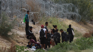 Inmigrantes permanecen cerca del muro que separa la frontera estadounidense, el 4 de junio de 2024, en Ciudad Juárez, Chihuahua (México)