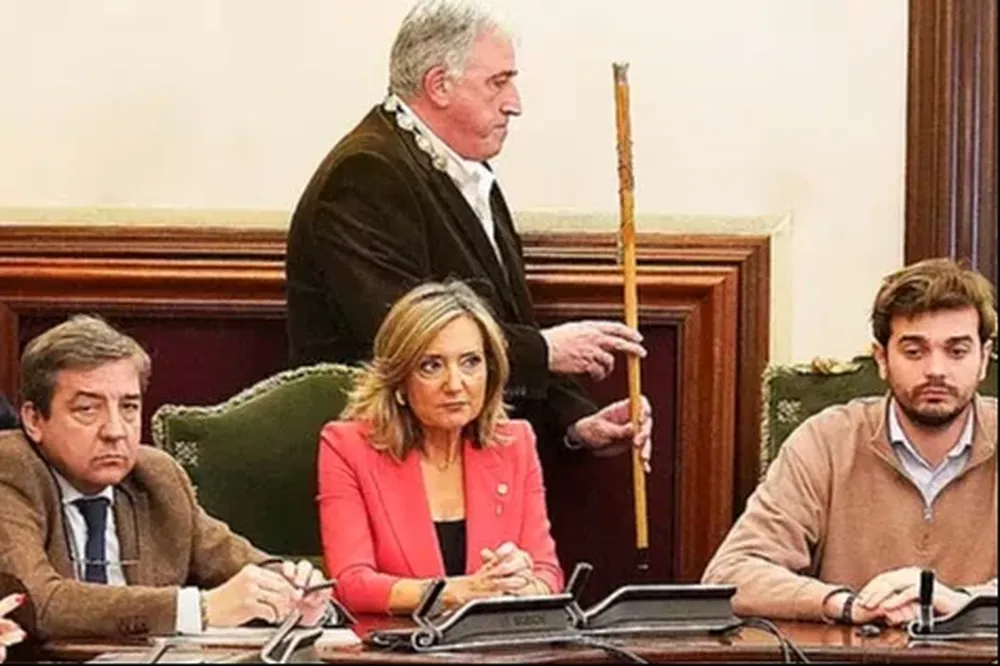 Asiron (EH Bildu) con la vara de mando pasa por detrás de Cristina Ibarrola flanqueada por Carlos Salvador y Aitor Silgado