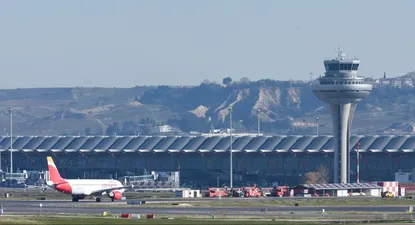 Un avión aparcado en la pista durante el último día de la huelga del servicio de handling de Iberia, en el aeropuerto Adolfo Suárez Madrid-Barajas, a 8 de enero de 2024,