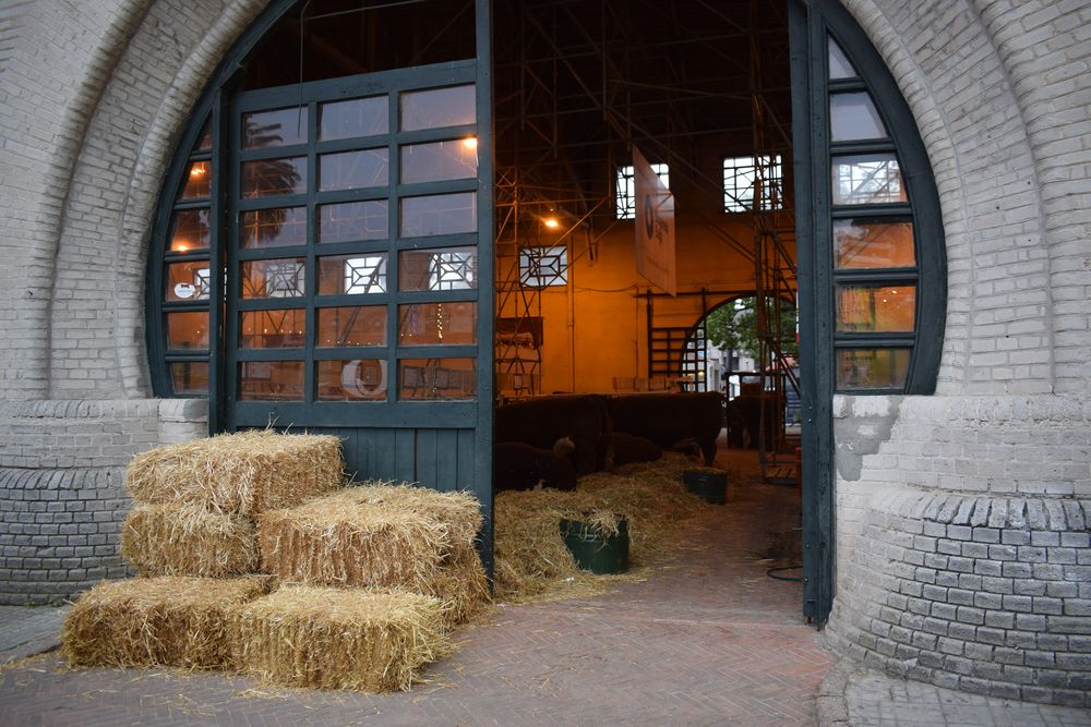 ARU, con recursos propios, emprendió una inversión global millonaria para recuperar a los tres galpones de la Rural del Prado, declarados como Monumento Histórico Nacional.