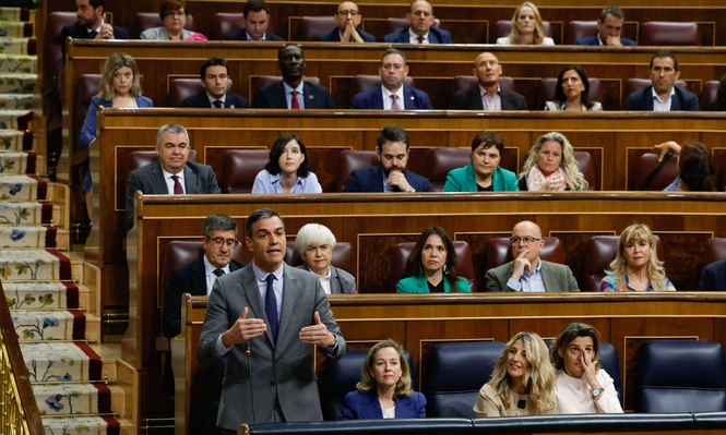 Pedro Sánchez junto a Yolanda Díaz en el Congreso