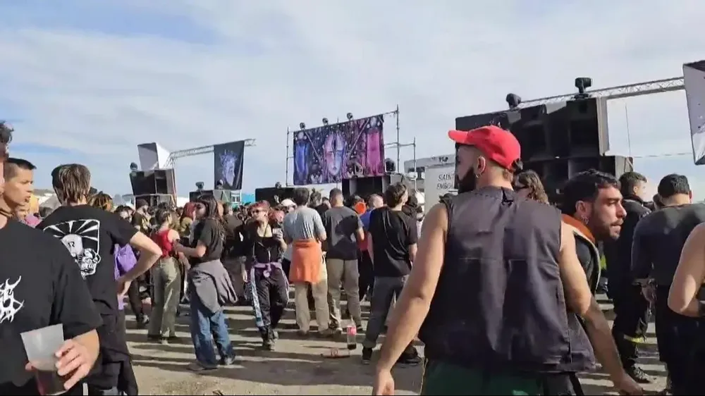Algunas de las personas que participan estos días en la fiesta rave en Fuente del Álamo