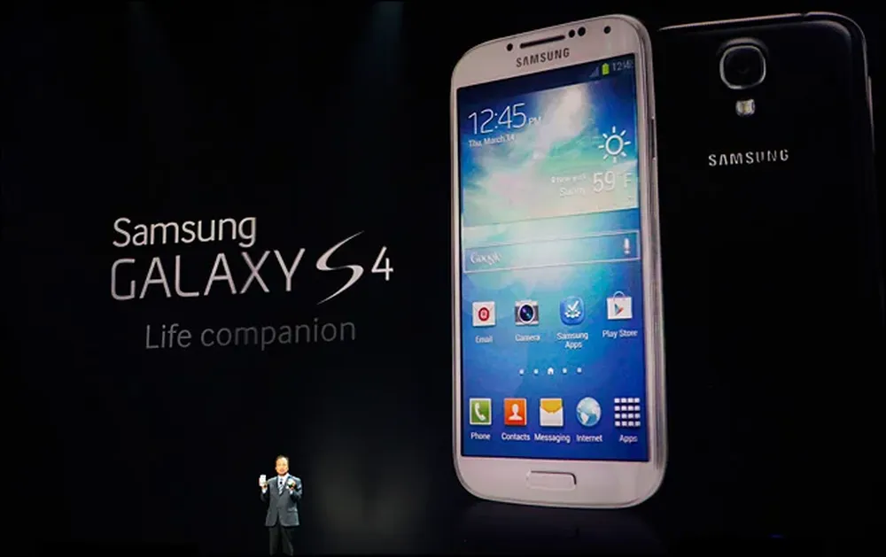 JK Shin, presidente y líder de comunicaciones móviles de Samsung, con el flamante smartphone Galaxy S4 durante la presentación