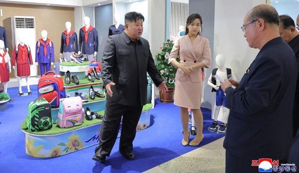 Los medios estatales norcoreanos publicaron fotos de Kim Jong-un, poco después de que comenzaran a circular rumores sobre su muerte en internet.