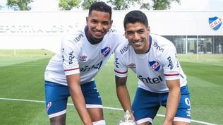 Juan Izquierdo con Luis Suárez y el título uruguayo logrado en 2022 con Nacional