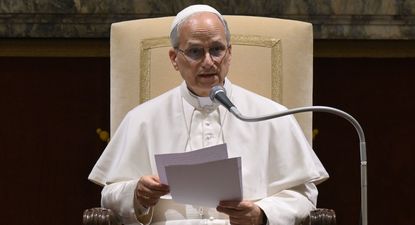 el vaticano dio a conocer los detalles del anillo del pescador de leon xiv