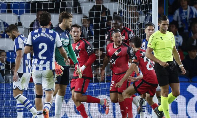 Alfonso Pacha Espino celebra su gol con el Rayo ante Real Sociedad