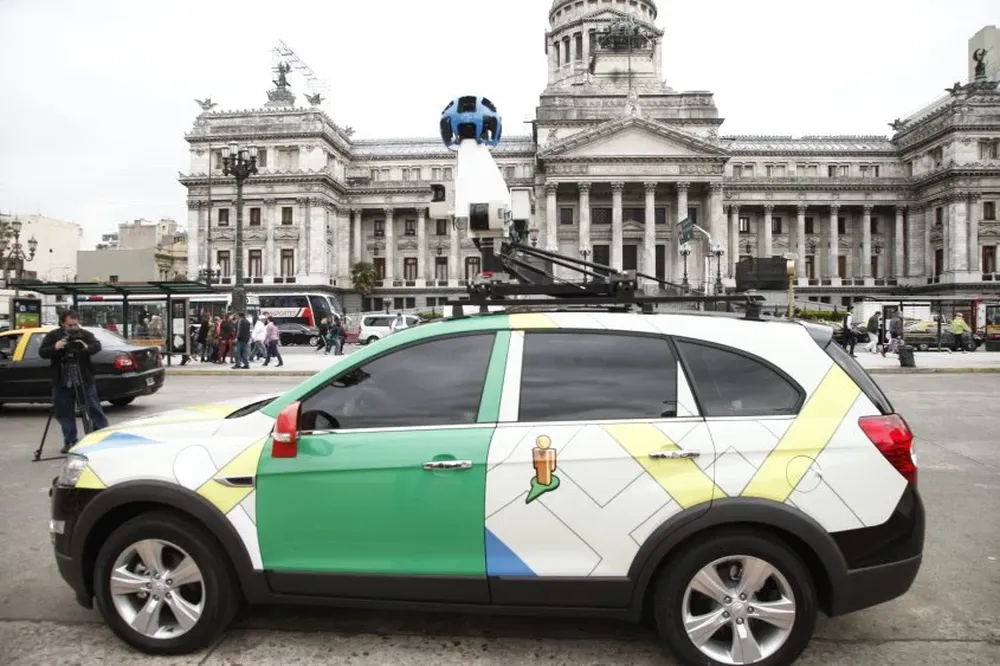 Un auto de Street View frente al congreso de Buenos Aires