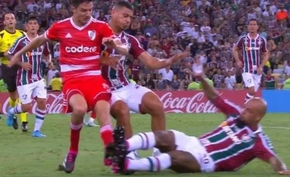 El patadón de Felipe Melo