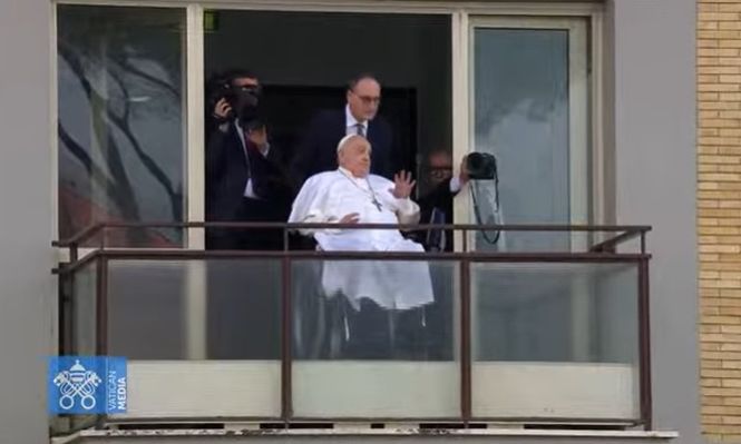 El Papa Francisco aparece en un balcón del hospital Gemelli de Roma antes de ser dado de alta el domingo
