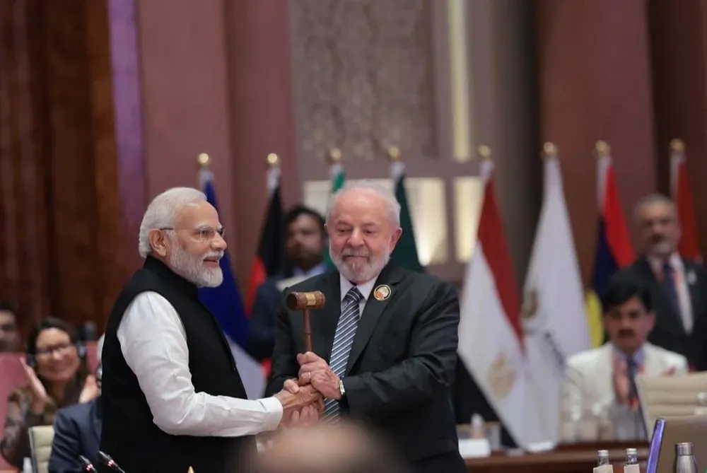 Lula da Silva (der.) recibe de manos del presidente indio Narendra Modi el martillo que simboliza la presidencia del G20.