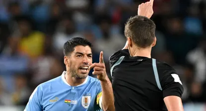 Luis Suárez le reclama al árbitro de Uruguay vs Ghana