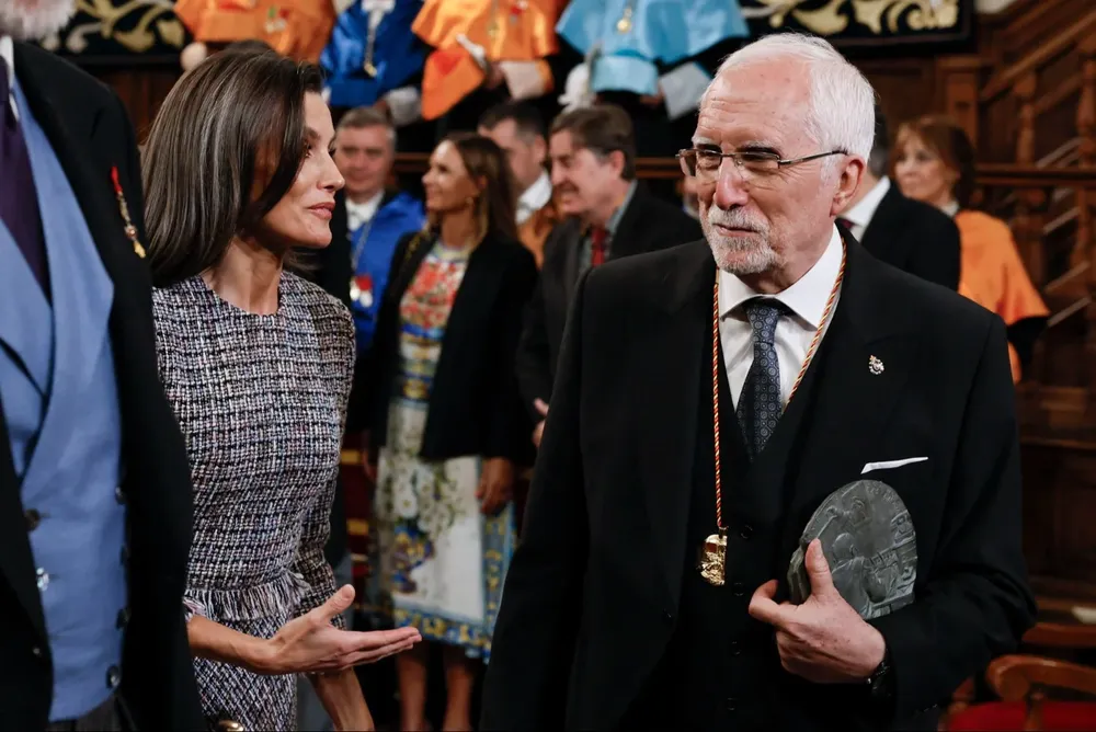 El escritor español Luis Mateo Díez y la reina Letizia en la entrega del Premio Cervantes 2023