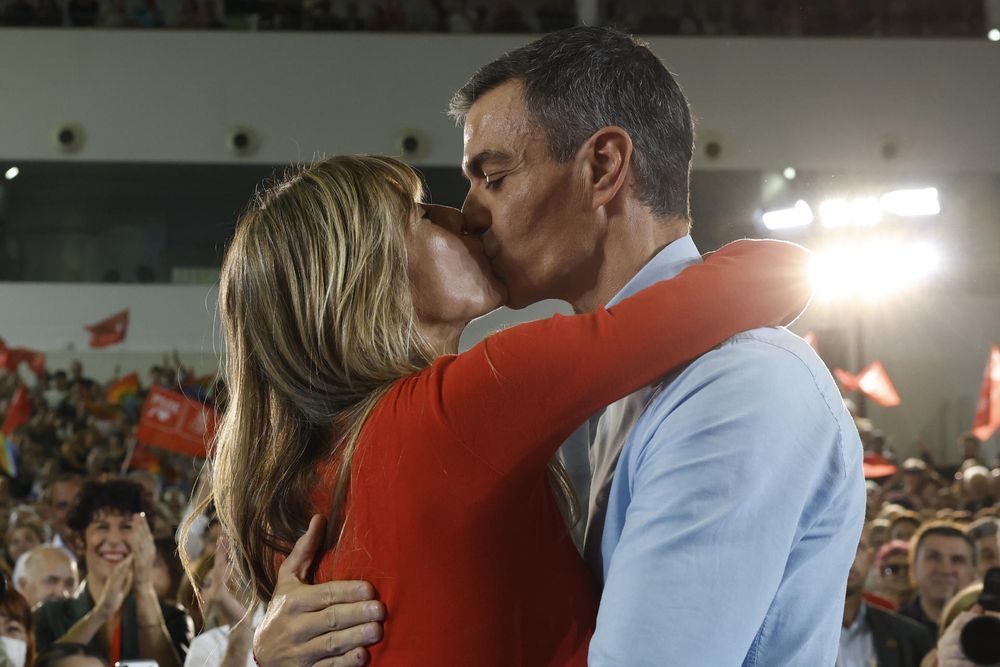 El presidente del Gobierno, Pedro Sánchez, besa a su mujer Begoña Gómez.